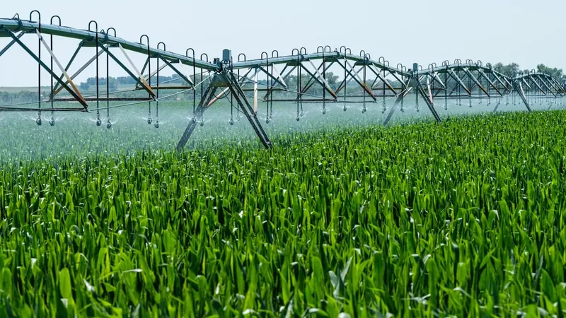 Center-pivot irrigation in a field, monitored by telemetry